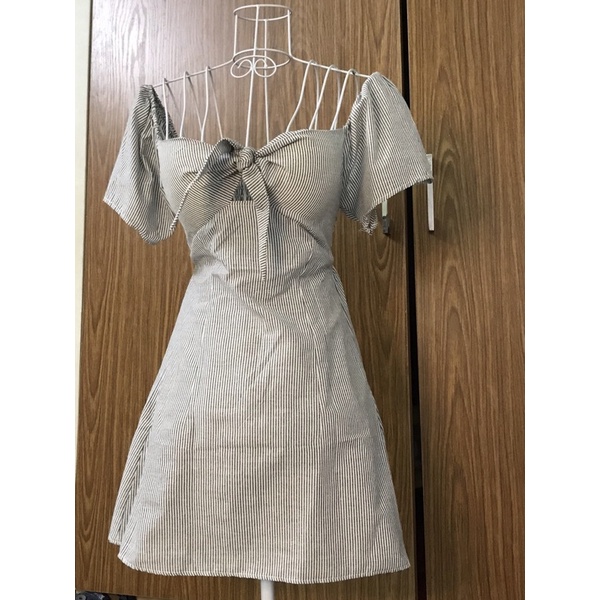 Đầm tay phồng .