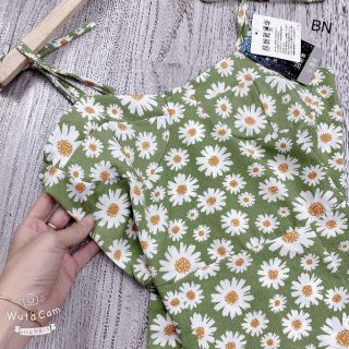 Váy hoa cúc 2 dây xẻ vạt.
