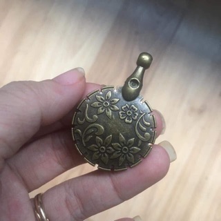Xỏ chỉ + cắt chỉ clover vintage