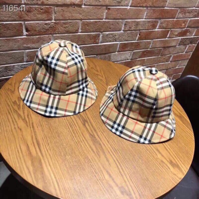 Mũ vải Burberry thời trang