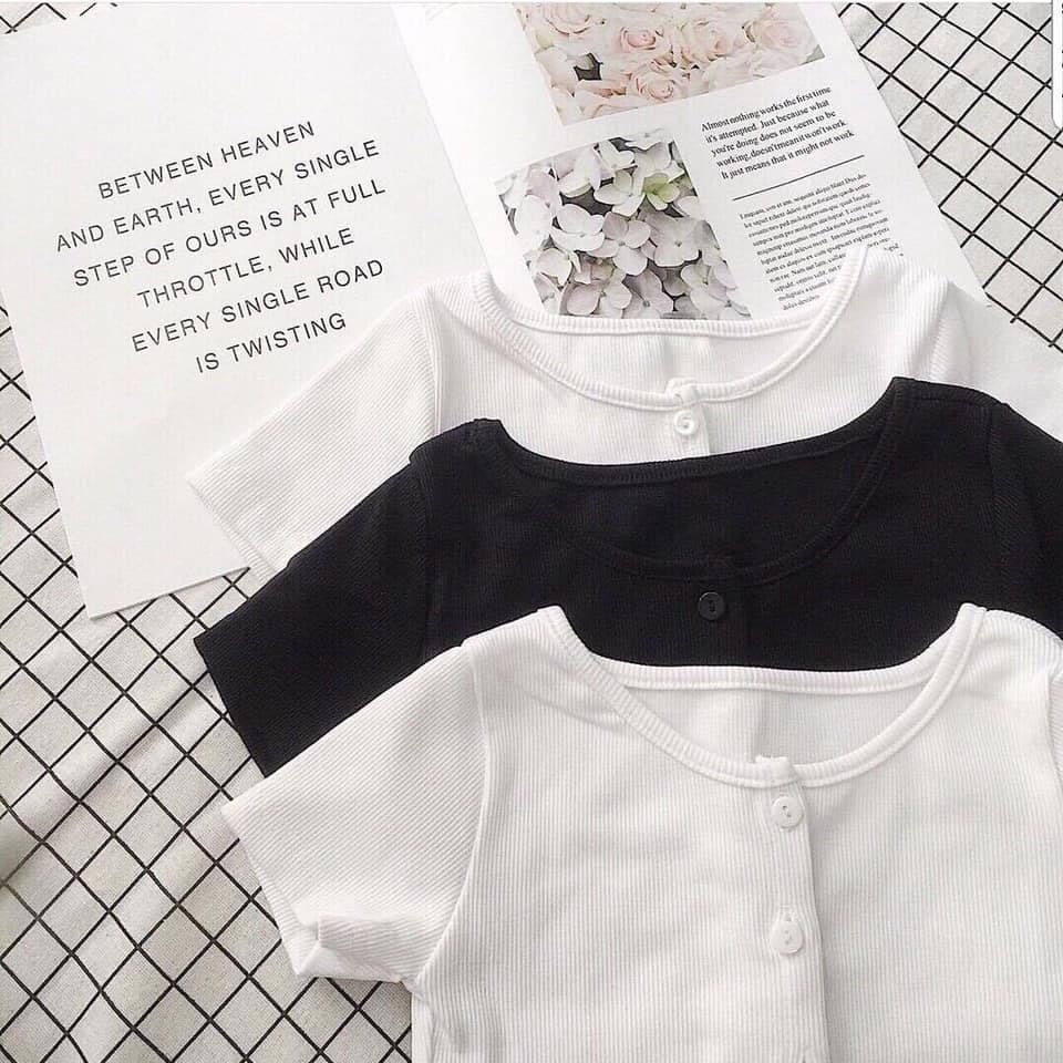 Áo croptop tay ngắn, áo thun dáng ôm cổ tròn cúc cài màu đen/trắng CT008