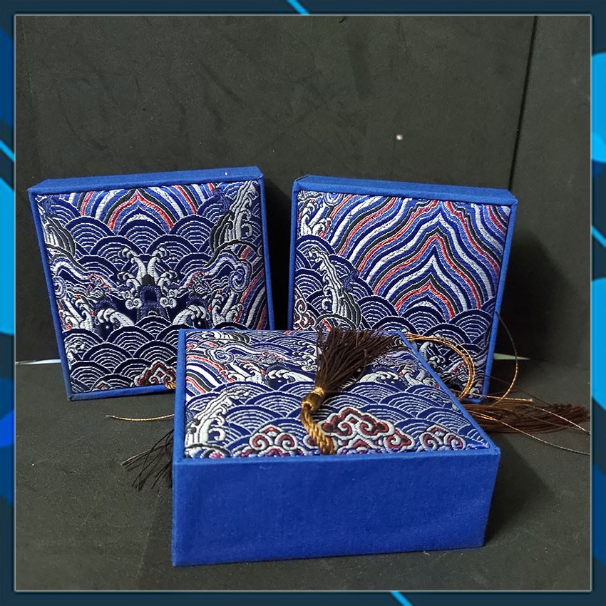 Hộp Gấm Xanh 10x10x3,5cm đựng nữ trang, vòng tay, trang sức phong thủy | BigBuy360 - bigbuy360.vn