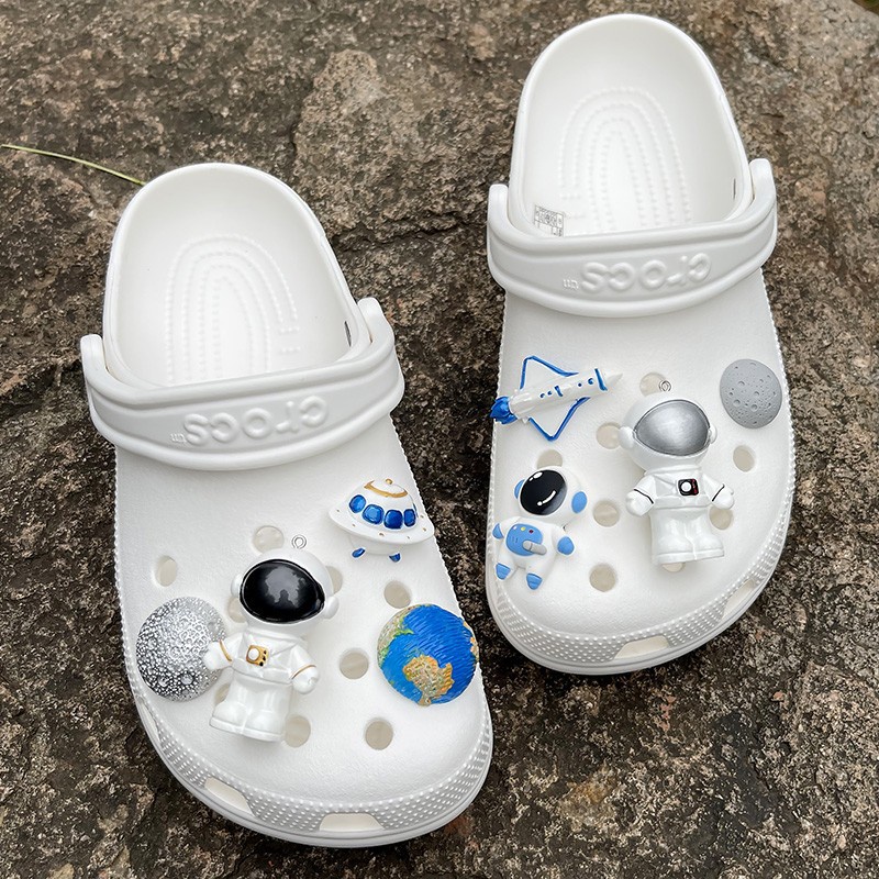 phi hành gia phụ kiện dép Crocs charm DIY khóa giày crocs jibbitz Nhựa trang sức Phụ kiện trang trí giày crocs nút trang trí giày trẻ em Dép Sandal Đồ trang sức Quà tặng sáng tạo món quà đặc biệt
