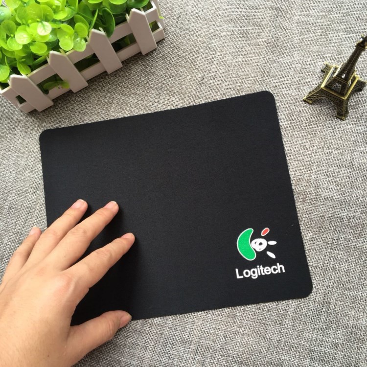 Lót chuột chơi game LOGITECH 18 x 22cm dễ dàng gập gọn mang đi, không bí mồ hôi tay