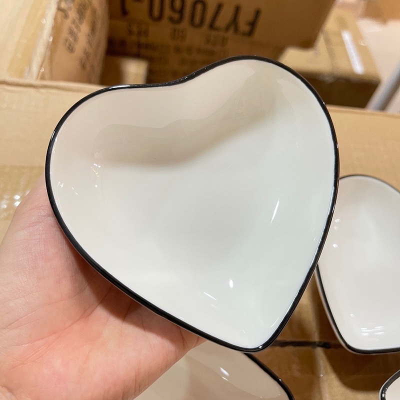 Bát trái tim viền đen
