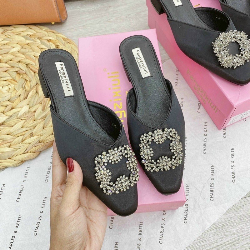 Guốc satin mũi khoá đá vuông gót 2cm