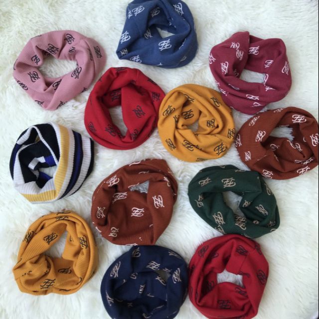 20 khăn len ống, 60 giày nỉ bé, 10 đôi người lớn