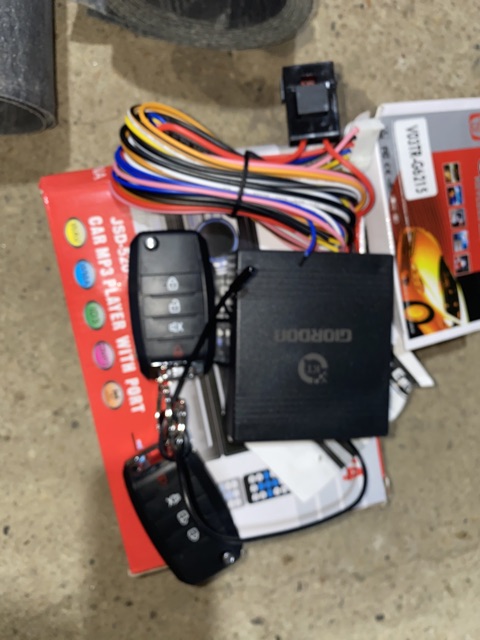 Sản phẩm gia đình làm: Khiển cửa theo xe 12v mã 6215 khóa cửa