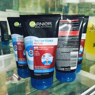 Sữa rửa mặt than hoạt tính Garnier Skin Naturals