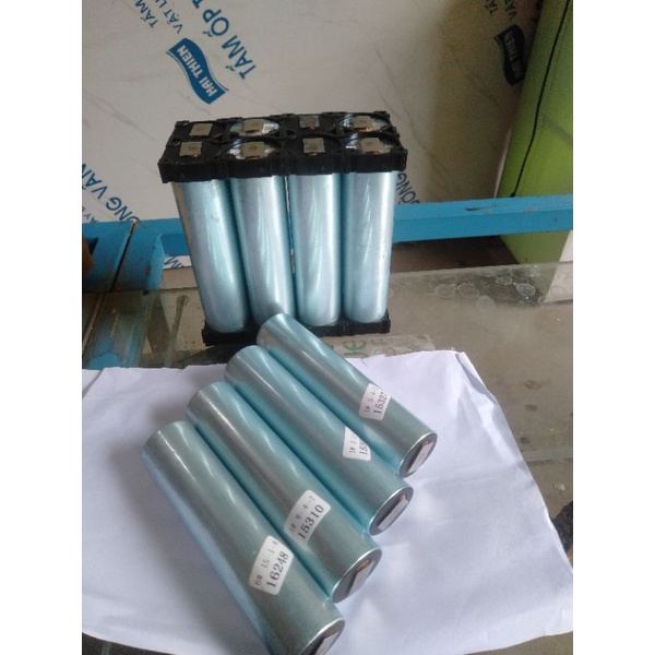 1 cell pin lifepo4 33140 3,2v_15ah max xả 250cca hàn 2 đầu kẽm ,tặng kèm khung