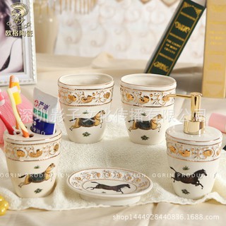 Set đồ dùng phòng tắm bằng sứ hoa tiết ngựa đi kèm bộ  bông tắm cấp 5 món