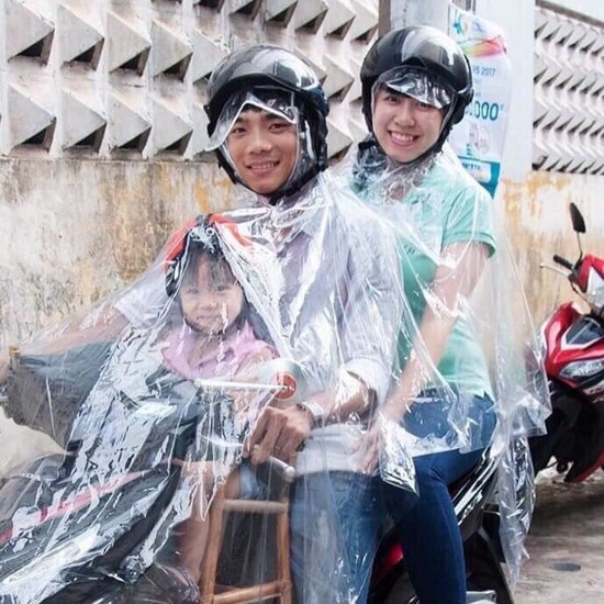 Áo mưa trong suốt 2 đầu dùng cho 2 -3 người áo mưa từ nhựa vi sinh  - Cty Sản Xuất Áo Mưa