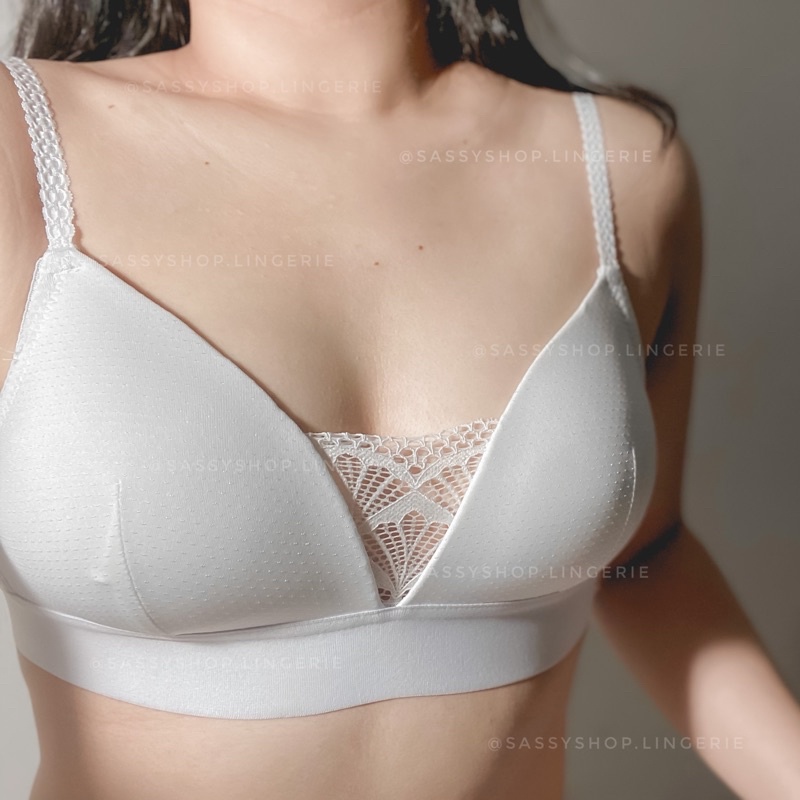 Bộ đồ lót nữ màu trắng phối ren không gọng mút mỏng mặc hàng ngày thoải mái chính hãng SASSY