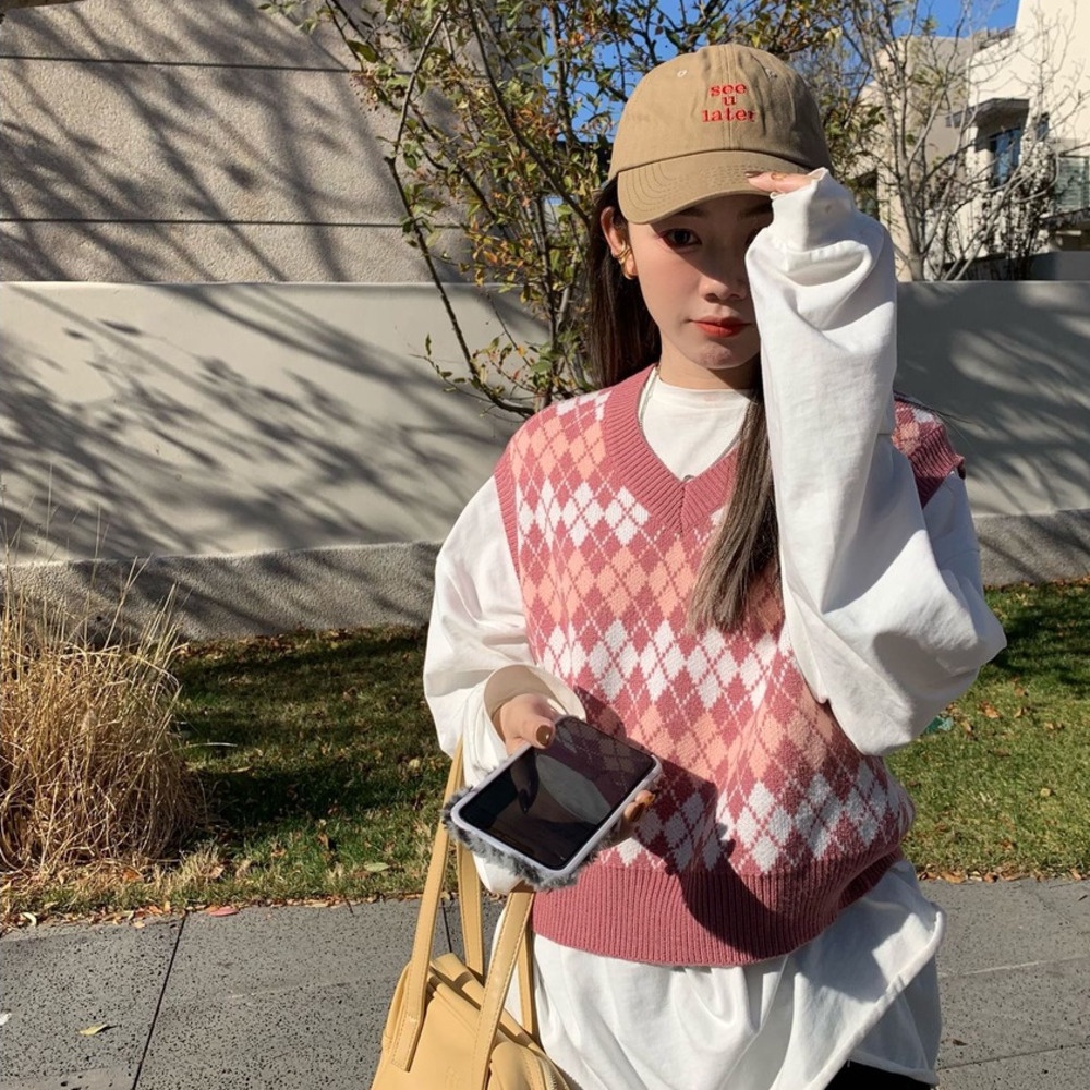 Áo dệt kim sát nách cổ chữ V họa tiết hình thoi màu hồng thời trang