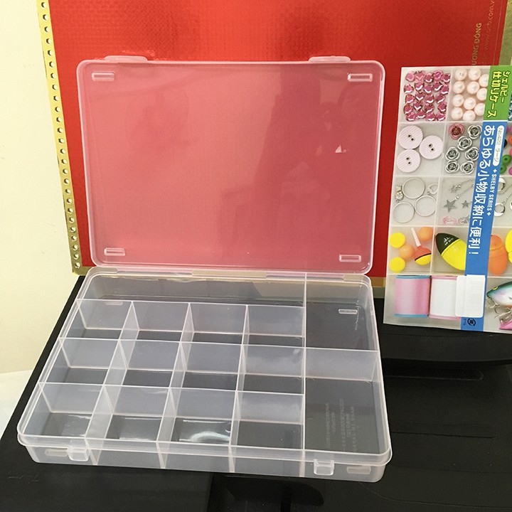 hộp nhựa nhiều ngăn có nắp cài, gồm 15 ngăn cố định. 23x16x3,5cm. D851