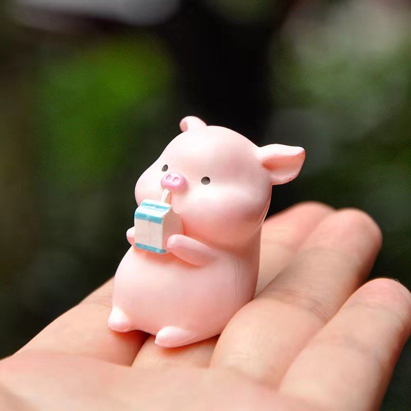 Chú heo mặc áo mưa mini màu vàng dùng trang trí máy tính