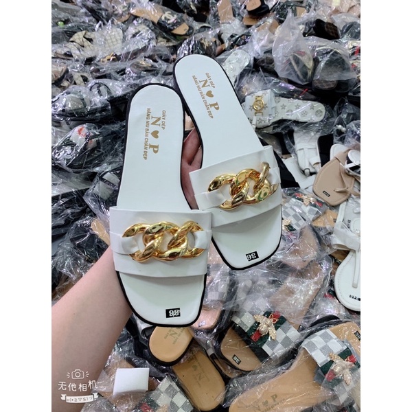 dép quai ngang khoá xích nền nhám đầu tròn. bao bền đẹp. nắng mưa đều mang được. cam kết như hình. ( hình tự chụp )