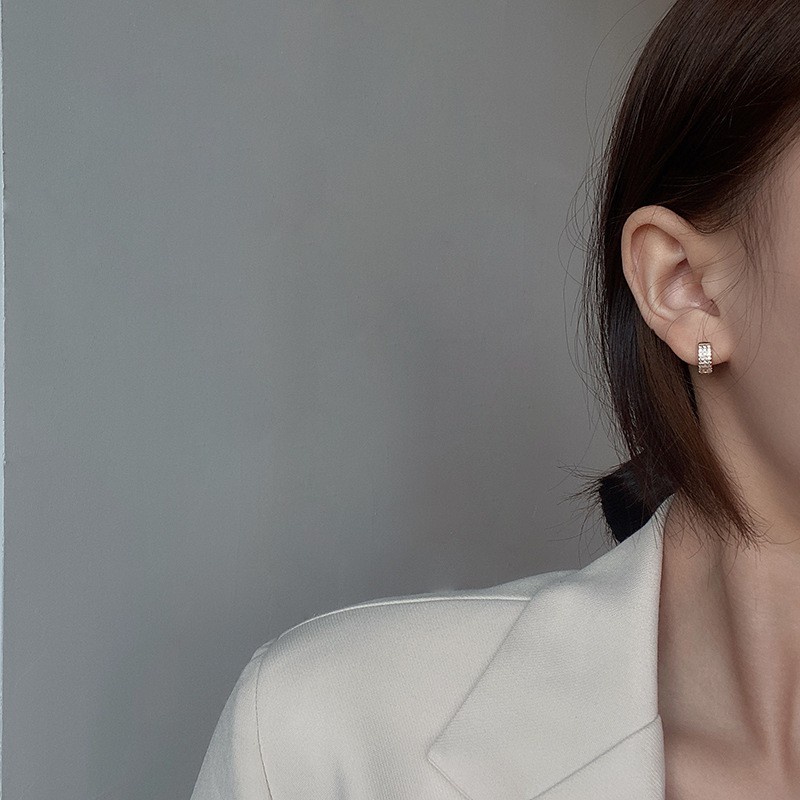 Đôi khuyên tai hình nhẫn đính đá zircon thời trang sang trọng cho nữ
