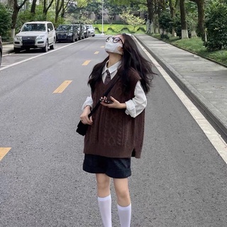 Áo gile len màu nâu cổ chữ V hot trend
