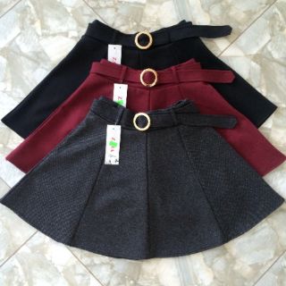 Chân váy xòe kèm dây nịt