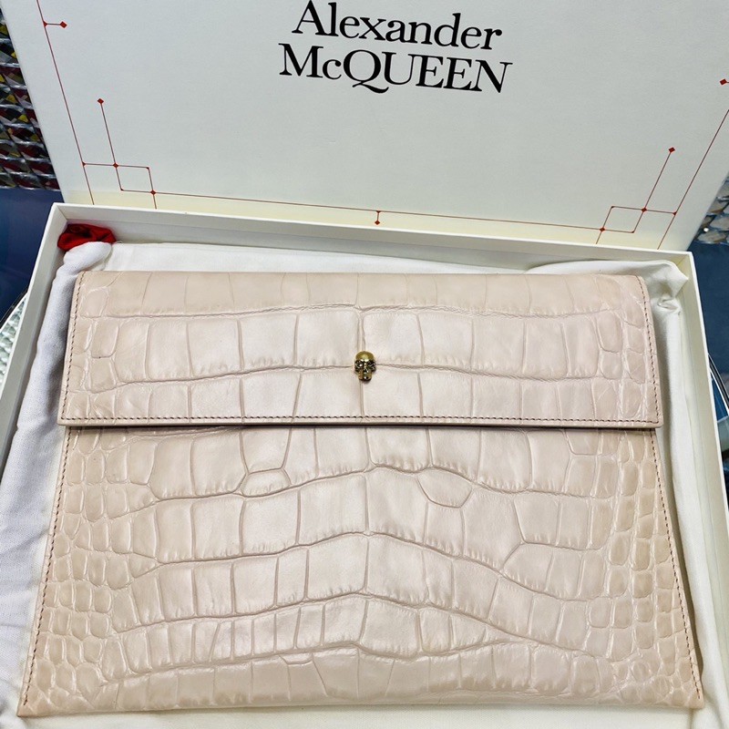 Túi Alexander McQueen Clutch hồng crocs logo đầu lâu thương hiệu siêu sang