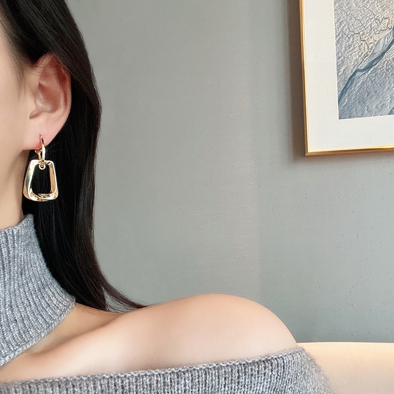 Khuyên Tai Kim Loại Hình Tam Giác Đơn Giản Thời Trang Cao Cấp