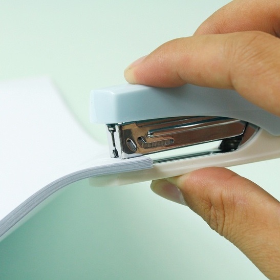 Deli Bộ 15 Tấm Bấm Ghim Bằng Kim Loại Màu Xanh Lam Hồng Dành Cho Văn Phòng Trường Học