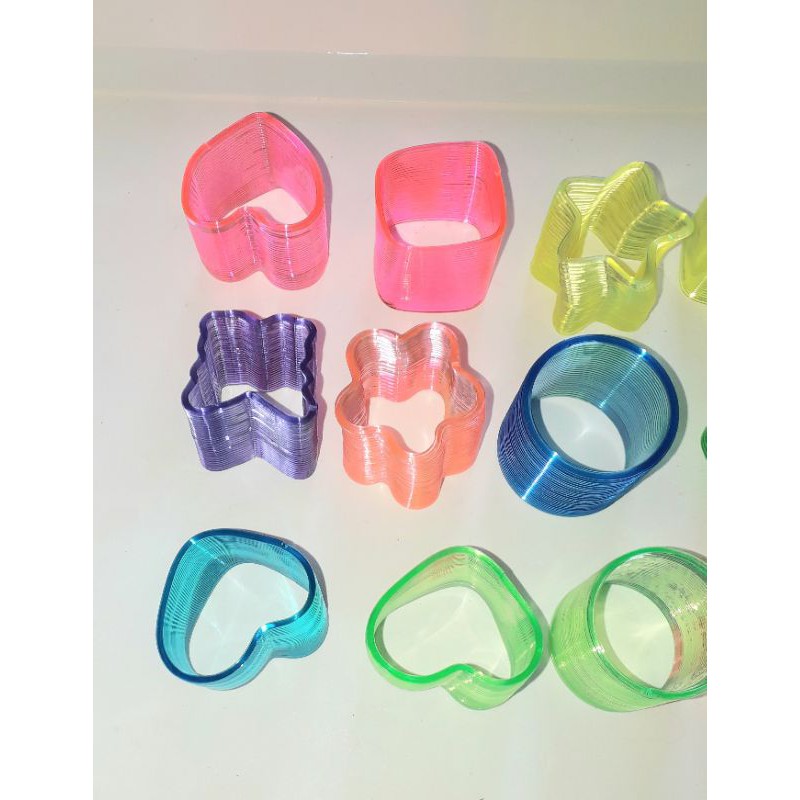 Một cái lò xo bằng nhựa loại 4cm nhiều màu rất đẹp