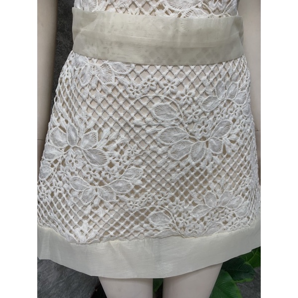 Váy ren cổ vuông dáng xoè