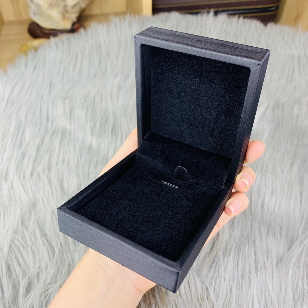 Hộp vuông da đựng dây chuyền cực kỳ sang trọng và tinh tế