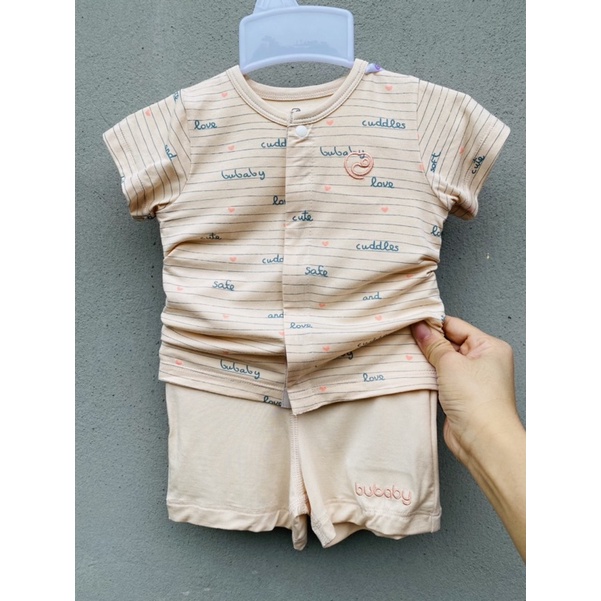 Bộ cộc tay cài giữa cho bé trai bé gái hãng bubaby rất mềm mại mát