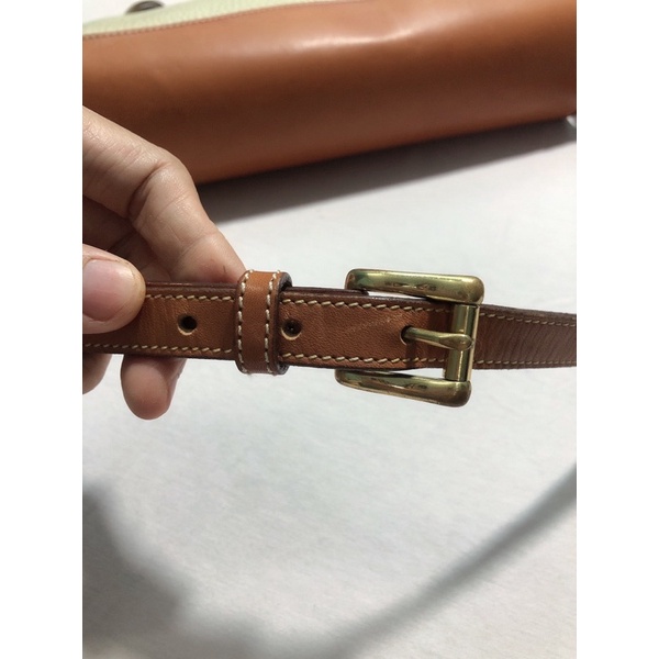 Túi đeo vai hiệu Dooney&Bourke.