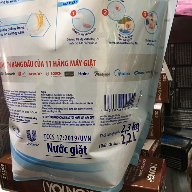 Nước giặt OMO dịu nhẹ trên da túi 2.3lit