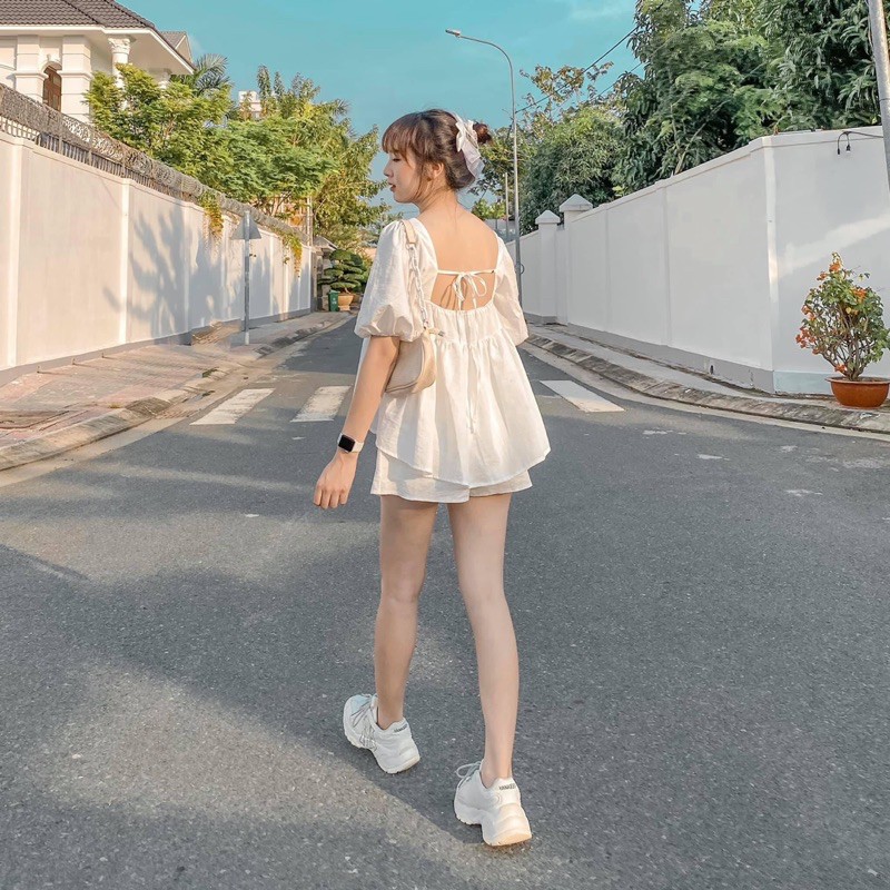 Set đồ màu trắng gồm áo babydoll trắng kèm quần form chuẩn không kén dáng Sun Fashion