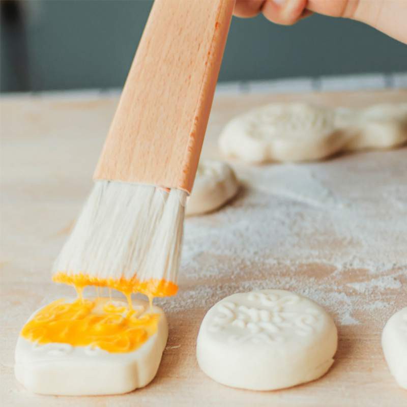 Cọ cán tròn phết dầu thịt nướng tại nhà bếp