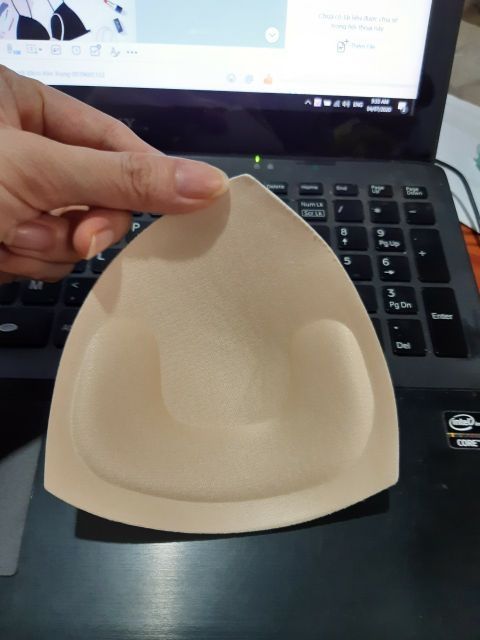 2 miếng đệm ngực hình tam giác có 3 màu