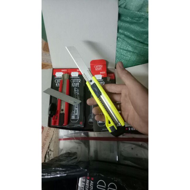 Dao rọc giấy lớn, dao rọc giấy sdi cỡ to (tặng 01 lưỡi dự phòng sau nắp chuôi dao) - HV Store 474