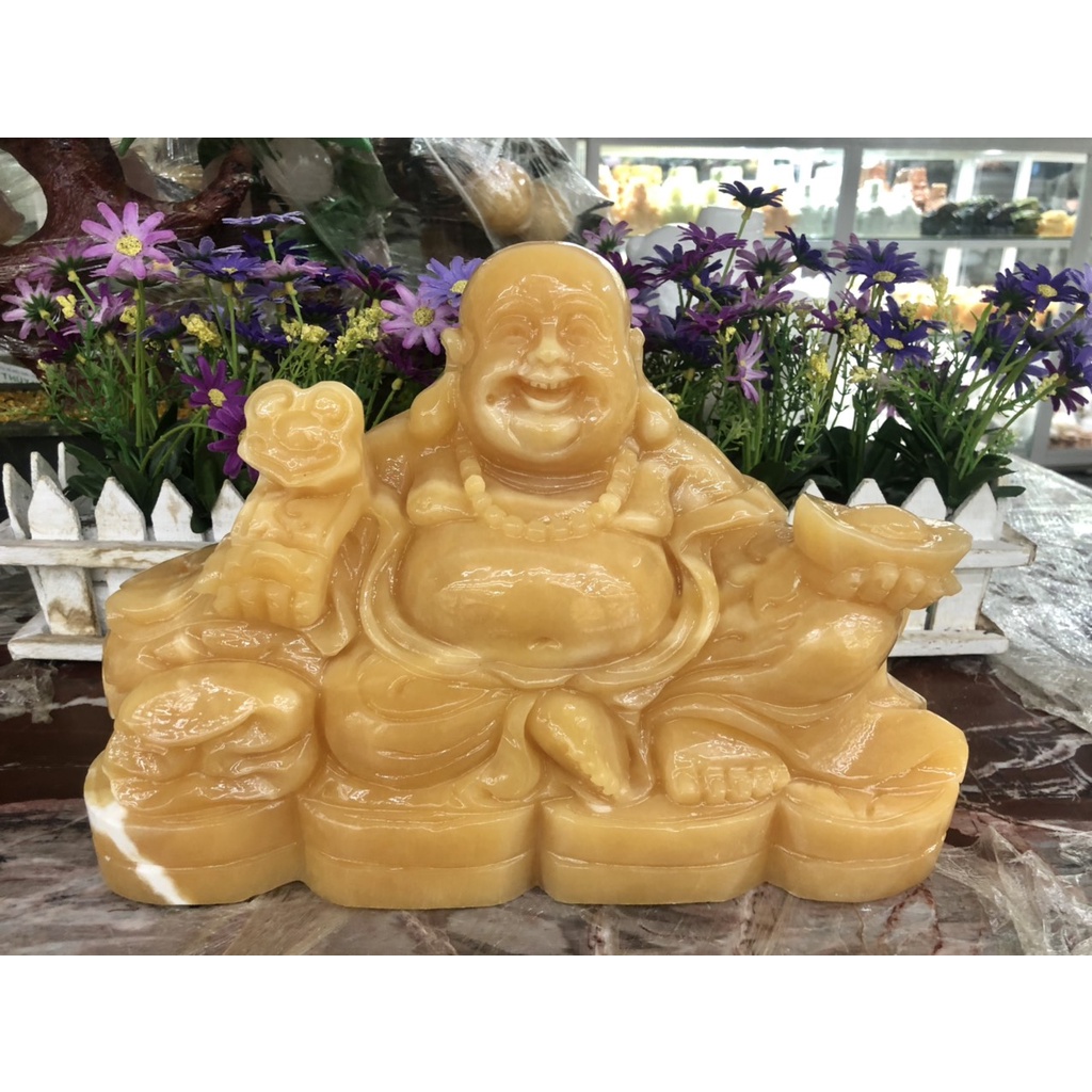 Tượng Phật Di Lặc ngồi tựa bao tiền cầm thỏi vàng và gậy như ý phong thủy đá ngọc hoàng long - Dài 30cm