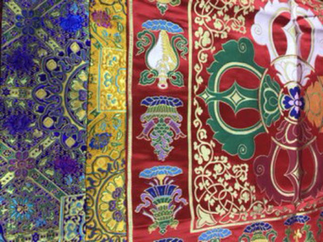 [PBMC]KHĂN TRẢI BÀN VUÔNG 1 MÉT GẤM CAO CẤP ( VÀNG - ĐỎ)