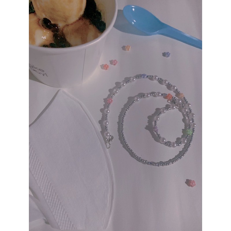 Dây đeo khẩu trang Handmade bằng hạt cườm màu kim loại bạc có kèm hột bẹt, hoa và icon mặt cười | BigBuy360 - bigbuy360.vn