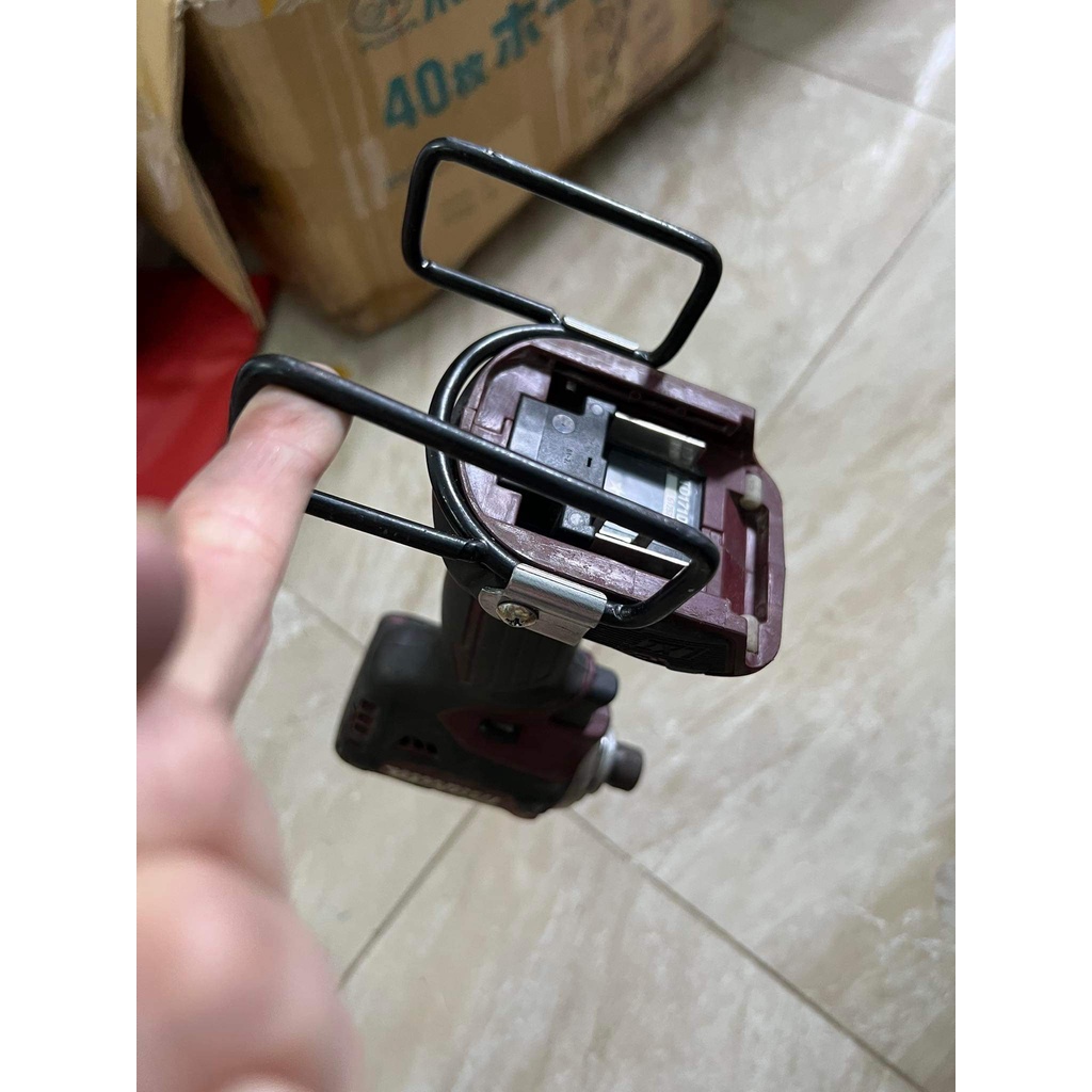 Móc treo máy khoan Makita Hioki 14,4v-18v màu đen