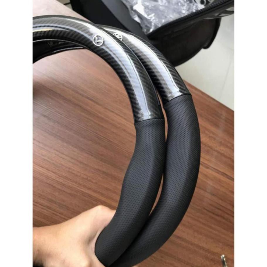 Bọc vô lăng ô tô vân carbon đính logo các hãng xe - Chống trượt, không gây mùi, sang trọng...
