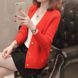 Áo khoác len cài nút vàng nữ tính