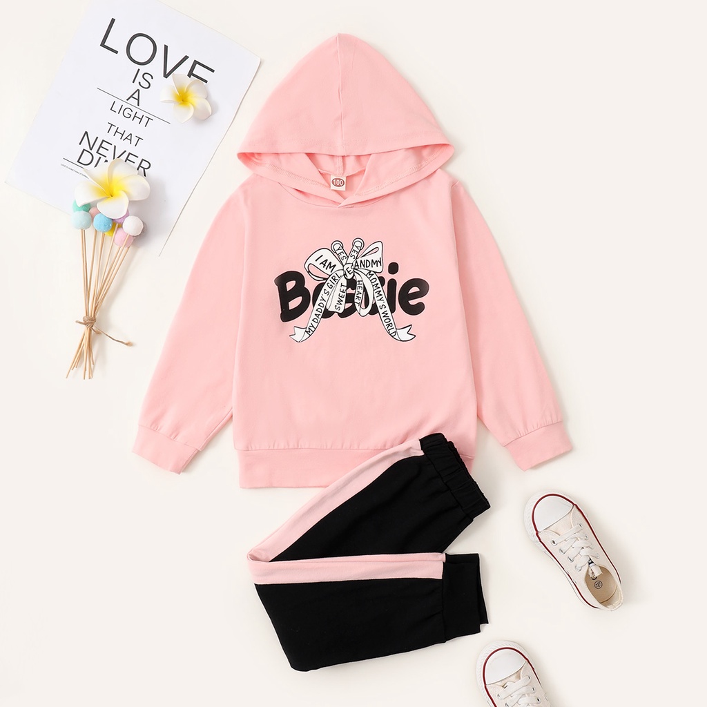 Set đồ 2 mảnh Mikrdoo gồm áo hoodie màu hồng in họa tiết thắt nơ và chữ + quần dài màu đen thời trang mùa thu cho bé gái