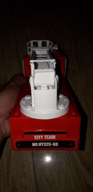 Chiếc xe thang mô hình chạy chớn kích thước 30x14x10cm bằng nhựa