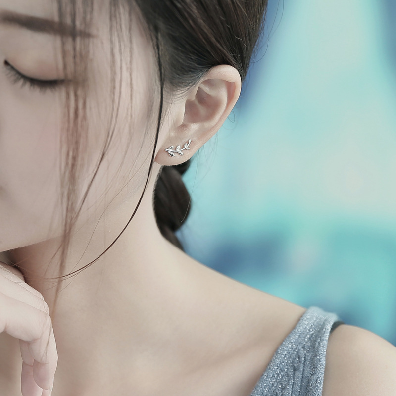 Khuyên tai đinh tán hình lá cây bằng bạc S925 thời trang Hàn Quốc dành cho bạn nữ