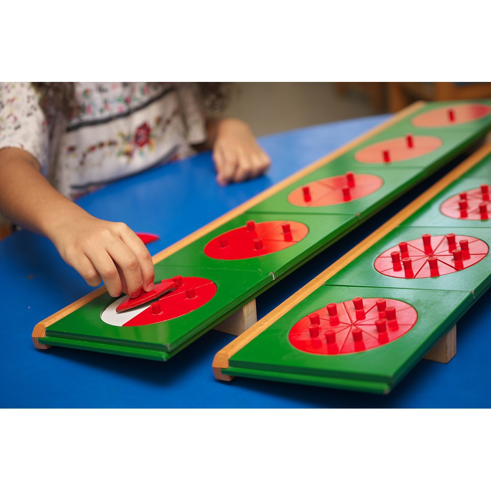 Giáo cụ Montessori bản quốc tế - Metal Fraction Circles with two Stands