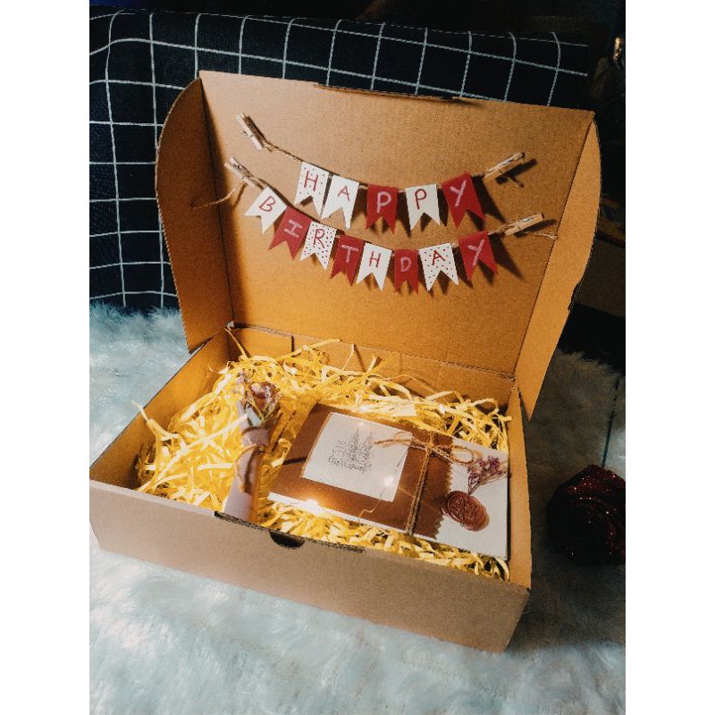 Hộp quà tặng chủ đề sinh nhật handmade có đèn,hoa và rơm như hình(ko thiệp)