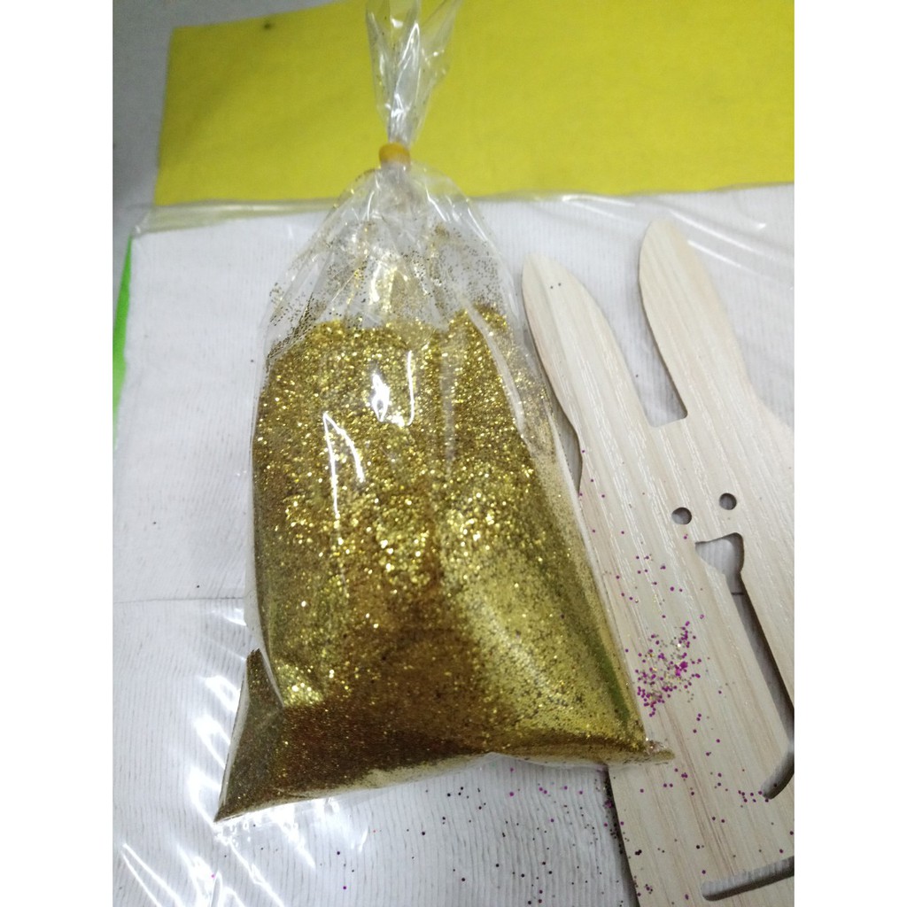kim tuyến. gói 100gram. hàng đẹp, rất lấp lánh. đẹp hơn hình luôn nha các bạn. ở ngoài rất lấp lánh lun.