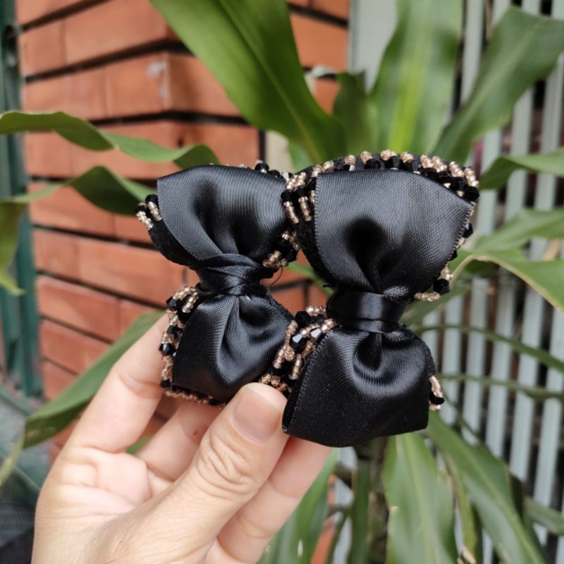 Nơ trang trí giày kết cườm phối ruy băng